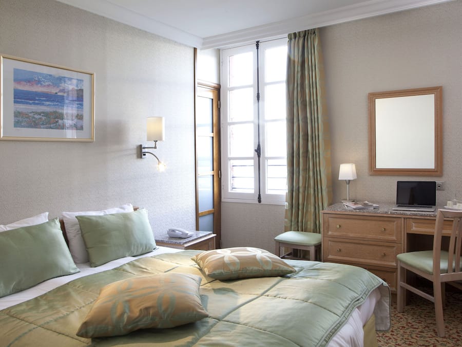 Hochwertige Bettwaren, Minibar, Zimmersafe, individuell dekoriert