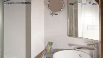 Dusche, Regendusche, umweltfreundliche Kosmetikartikel, Haartrockner