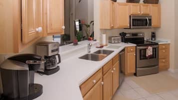 Family Villa, Private Pool, Garden Area | Shared kitchen facilities | Fridge, microwave, oven