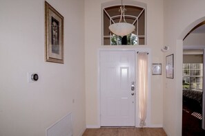 Villa familiar, alberca privada, en el área del jardín | Entrada interior