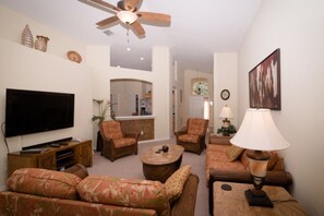 Perhehuvila, yksityinen uima-allas, puutarha-alue | Aula