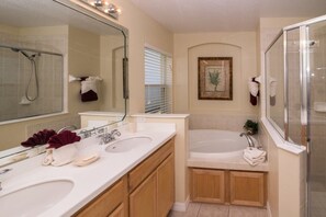 Villa familiar, alberca privada, en el área del jardín | Baño | Regadera tipo lluvia, secadora de cabello, toallas, papel de baño 