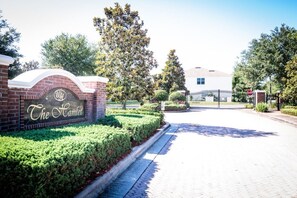 Perhehuvila, yksityinen uima-allas, puutarha-alue | Ulkopuoli