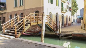 A wooden bridge over a canal with buildings on either side. - MAZZONI 15 MODERN FLAT BY VENICE TRAIN STATION (Venezia)