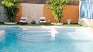 Una piscina cubierta