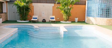 من حمّامات السباحة المغطاة