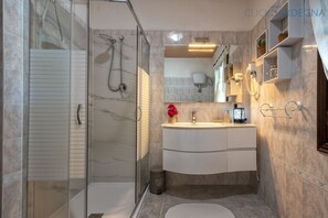 Duschwanne, Haartrockner, Bidet, Handtücher
