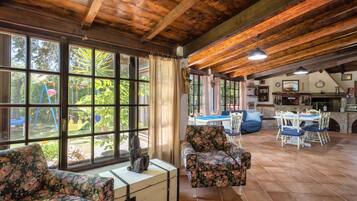 Smart TV, lareira, pebolim, mesa de pingue-pongue