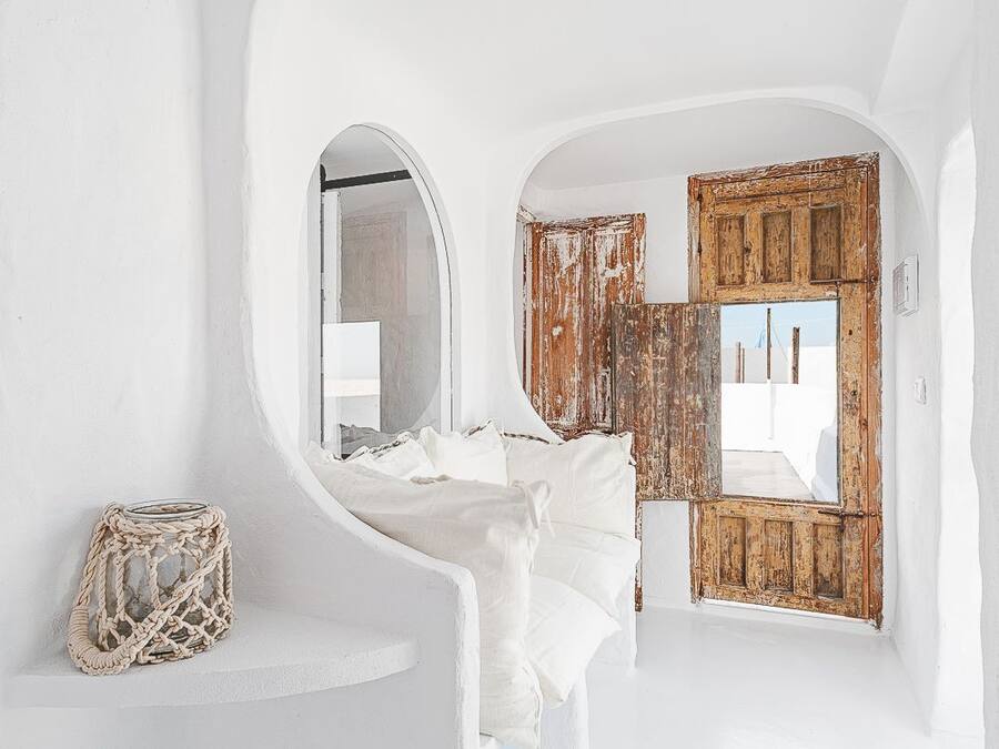 Deluxe Suite (10) | Living area | TV