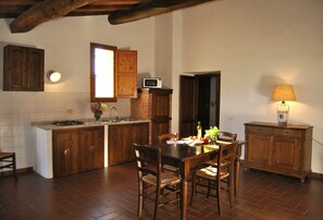 Apartment, 2 Schlafzimmer | Wohnbereich | 32-Zoll-Flachbildfernseher mit Digitalempfang, Fernseher