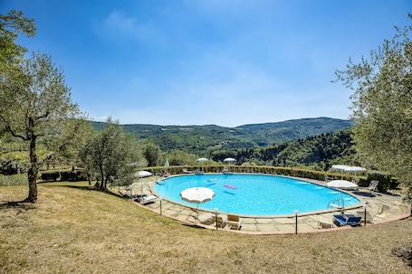 Piscina stagionale all'aperto, ombrelloni da piscina, lettini. Agriturismo Il Giardino