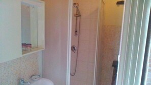 Sèche-cheveux, serviettes fournies