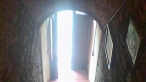Een trap die leidt naar een lichte kamer met een raam aan de bovenkant.