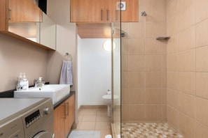 Comfort Apartment, 1 Queen Bed, Non Smoking | Bathroom | Shower, free toiletries, hair dryer, towels