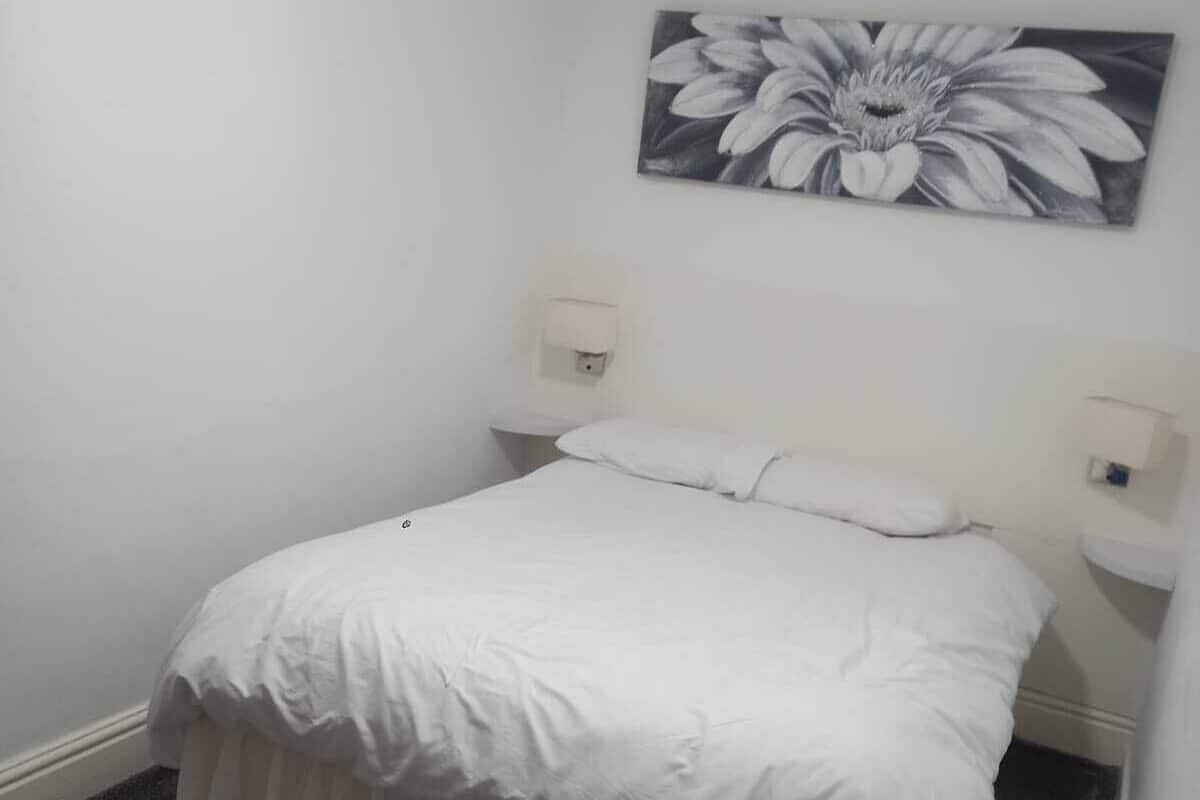 Individually furnished, laptop workspace, iron/ironing board, bed sheets