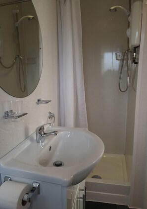 Flat 8 (Second Floor) | 浴室淋浴