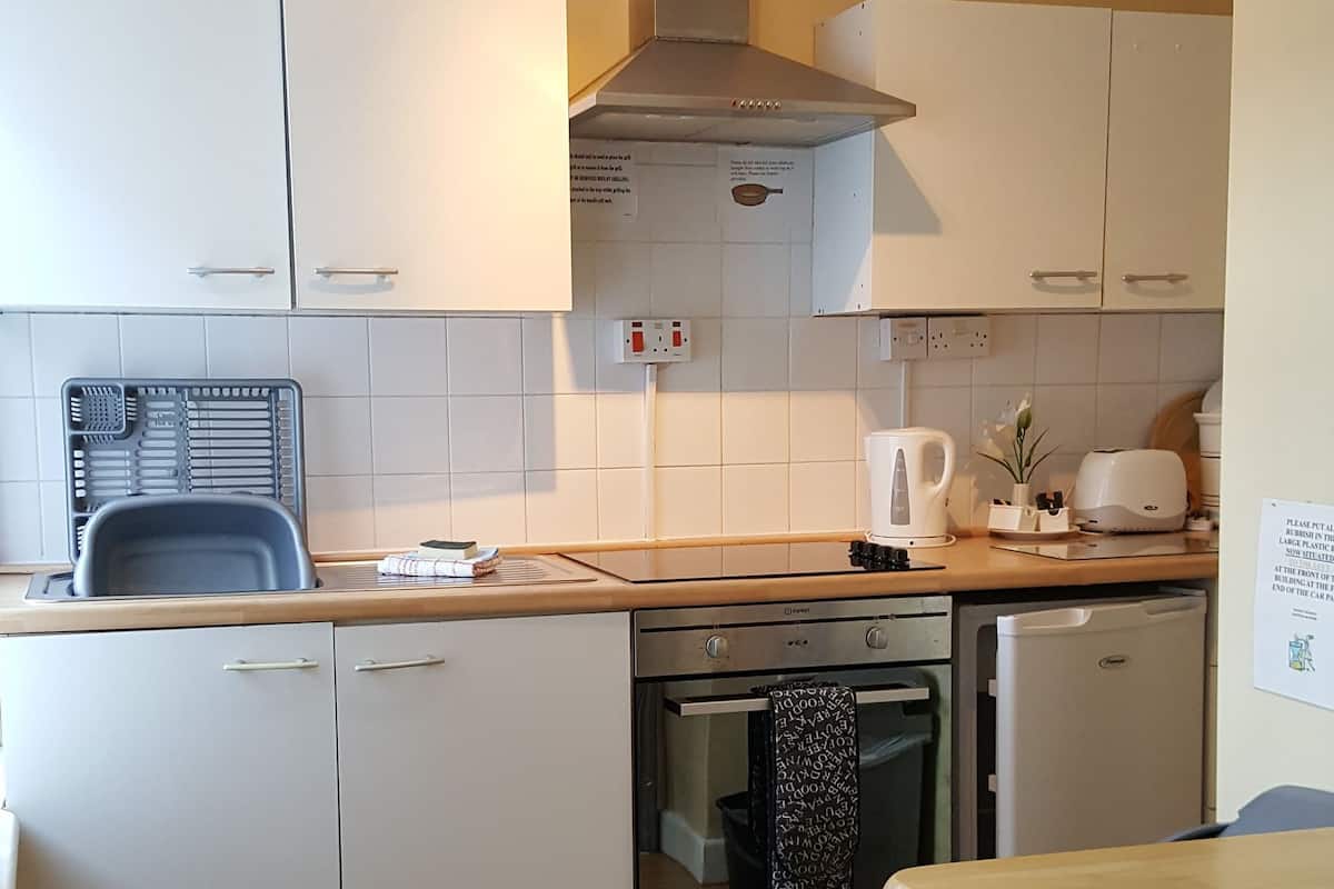 Flat 5 (First Floor) | Essbereich im Zimmer