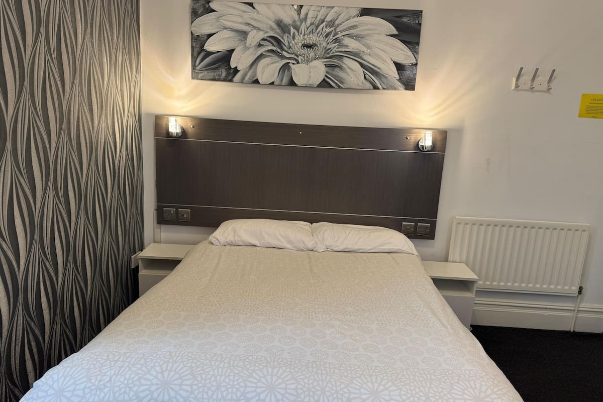 Flat 2 (Ground Floor) | Ameublement personnalisé, espace de travail pour ordinateur portable