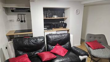 Flat 3 (Lower Ground) | Area soggiorno | TV a schermo piatto, lettore DVD