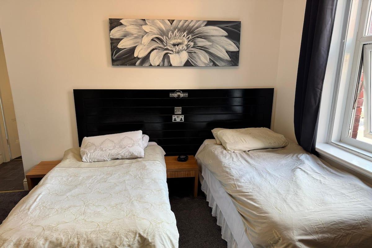 Flat C (First Floor) | Ameublement personnalisé, espace de travail pour ordinateur portable