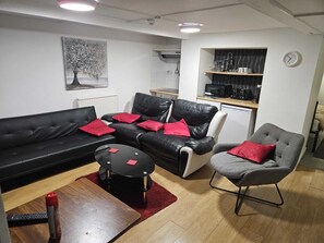 Flat 3 (Lower Ground) | 起居區 | 平面電視、 DVD 播放機