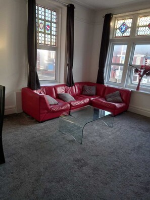 Flat B (First Floor) | Oppholdsområde | Flatskjerm-TV og DVD-spiller