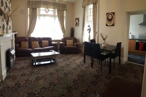 Flat 4 (First Floor) | Oppholdsområde | Flatskjerm-TV og DVD-spiller