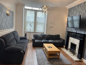 Flat 9 (Ground Floor) | Area keluarga | TV layar datar dan pemutar DVD