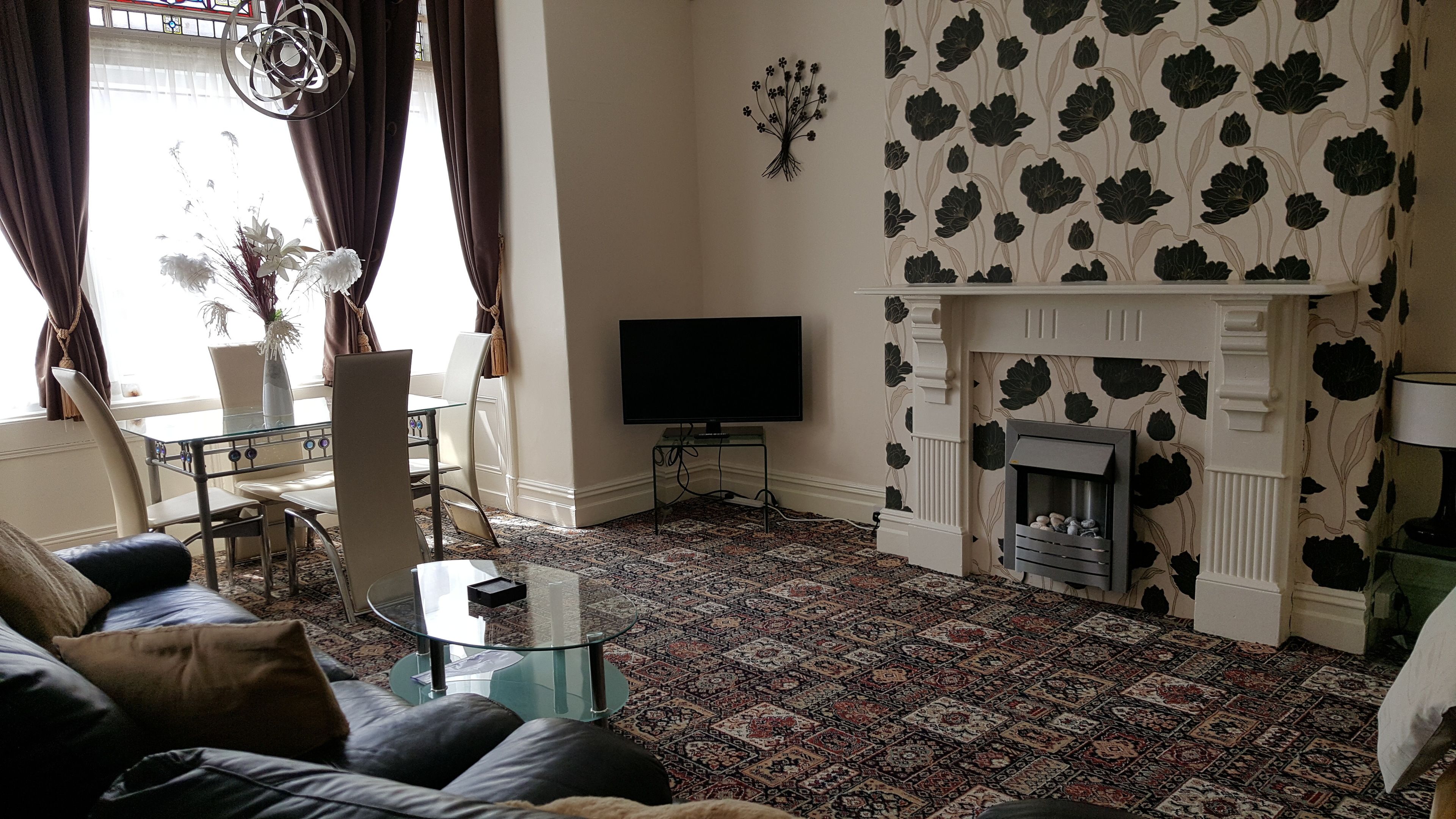 Flat A (Ground Floor) | 起居區 | 平面電視、 DVD 播放機