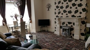 Flat A (Ground Floor) | Area keluarga | TV layar datar dan pemutar DVD