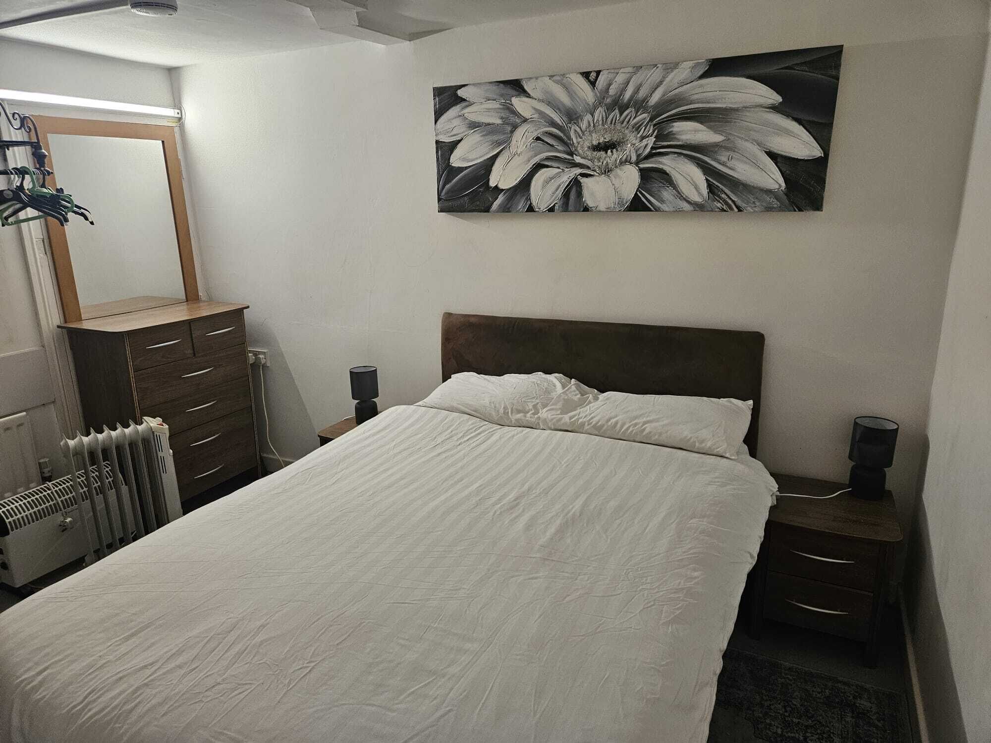 Flat 3 (Lower Ground) | Individually furnished, laptop workspace, iron/ironing board, bed sheets