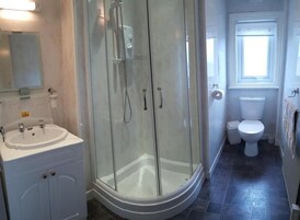 Flat 5 (First Floor) | Badrum | Dusch, handdukar och toalettpapper