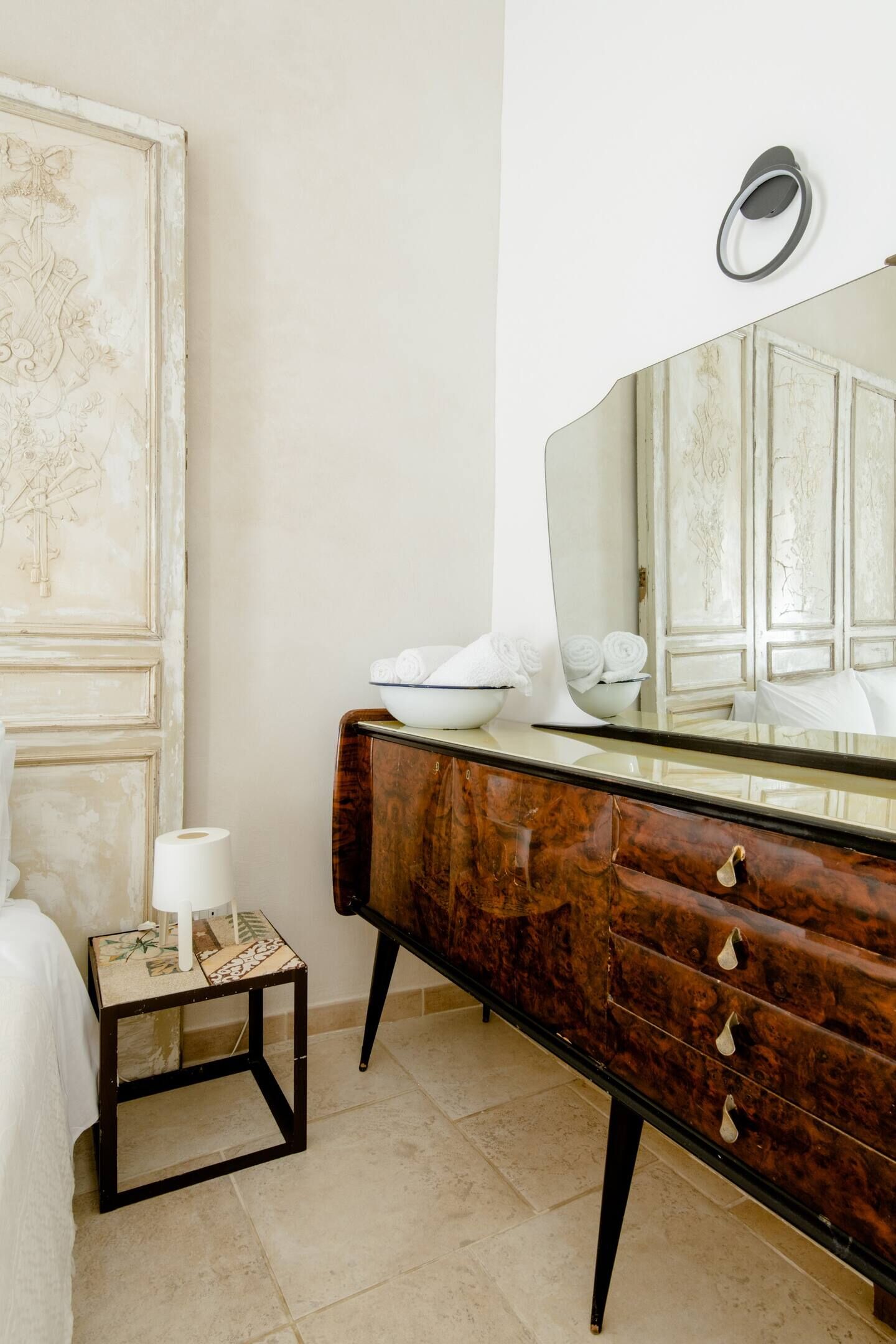 Minibar, decoración personalizada, muebles diferentes y escritorio 