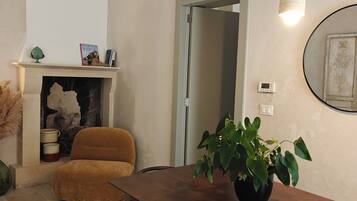 Appartement Exclusif | Coin séjour | Cheminée