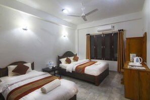 Quarto casal luxo, para não fumantes | 2 quartos, individualmente mobiliados, escrivaninha