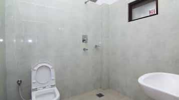 Douche, articles de toilette gratuits, sèche-cheveux, chaussons