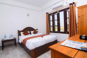 2 bedrooms, individually furnished, desk, soundproofing