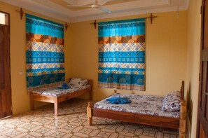 Free cots/infant beds, rollaway beds, bed sheets - SunSeaBar Kite House (Paje)