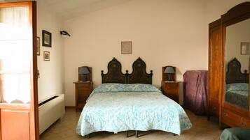 Habitación cuádruple | Cunas, camas extra, wifi gratis y ropa de cama