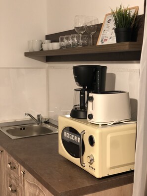 Violin Apartment | Dapur pribadi | Lemari es, microwave, mesin pembuat kopi/teh, dan ketel listrik
