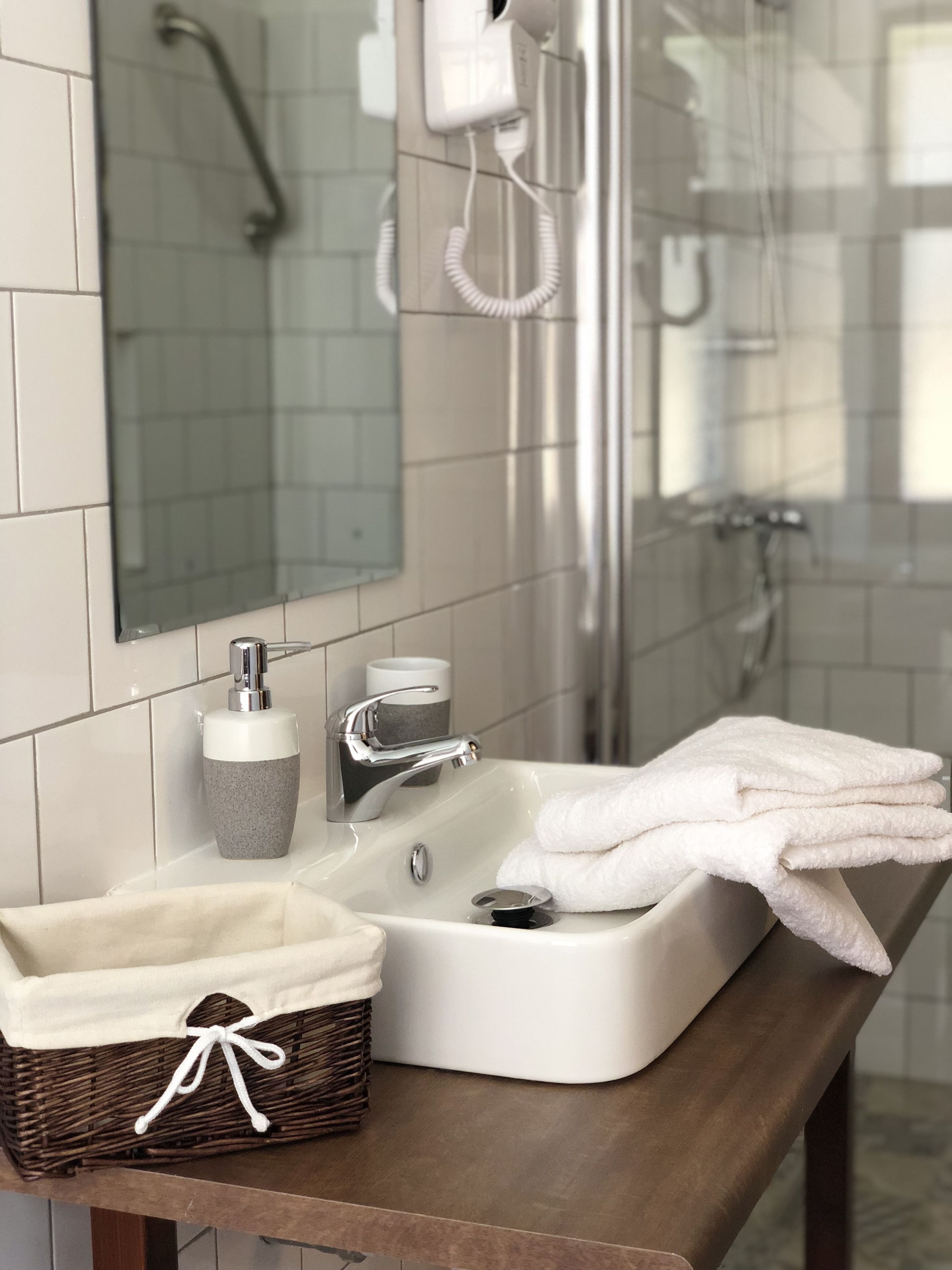 Harp Apartment | Phòng tắm | Buồng tắm vòi sen, đồ dùng nhà tắm miễn phí, máy sấy tóc 