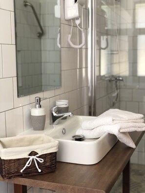 Harp Apartment | Bagno | Doccia, set di cortesia gratuito, asciugacapelli, bidet