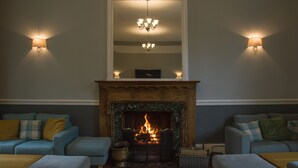 Una sala de estar acogedora con chimenea, dos sofás y una mesa de centro.
