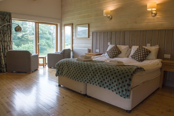 Kahden hengen superior-huone (yksi tai kaksi sänkyä) | Tallelokero huoneessa, työpöytä, silitysrauta/-lauta, vuodevaatteet