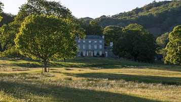 Framhlið gististaðar – að kvöld-/næturlagi