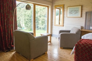 Superior Double or Twin Room | Living area | Flat-screen TV - Brathay Hall - Brathay Trust (Ambleside)