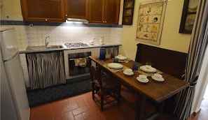 Apartamento, várias camas, para não fumantes | Cozinha privada | Geladeira grande, fogão, cooktop, máquina de café expresso