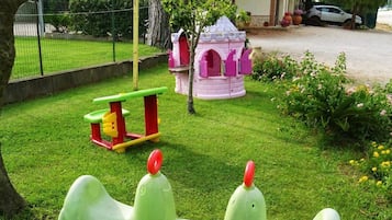 Tempat bermain anak - outdoor