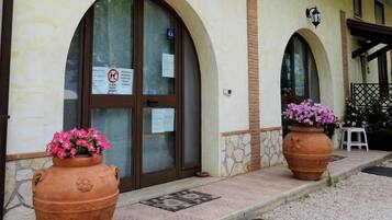 Pintu masuk properti