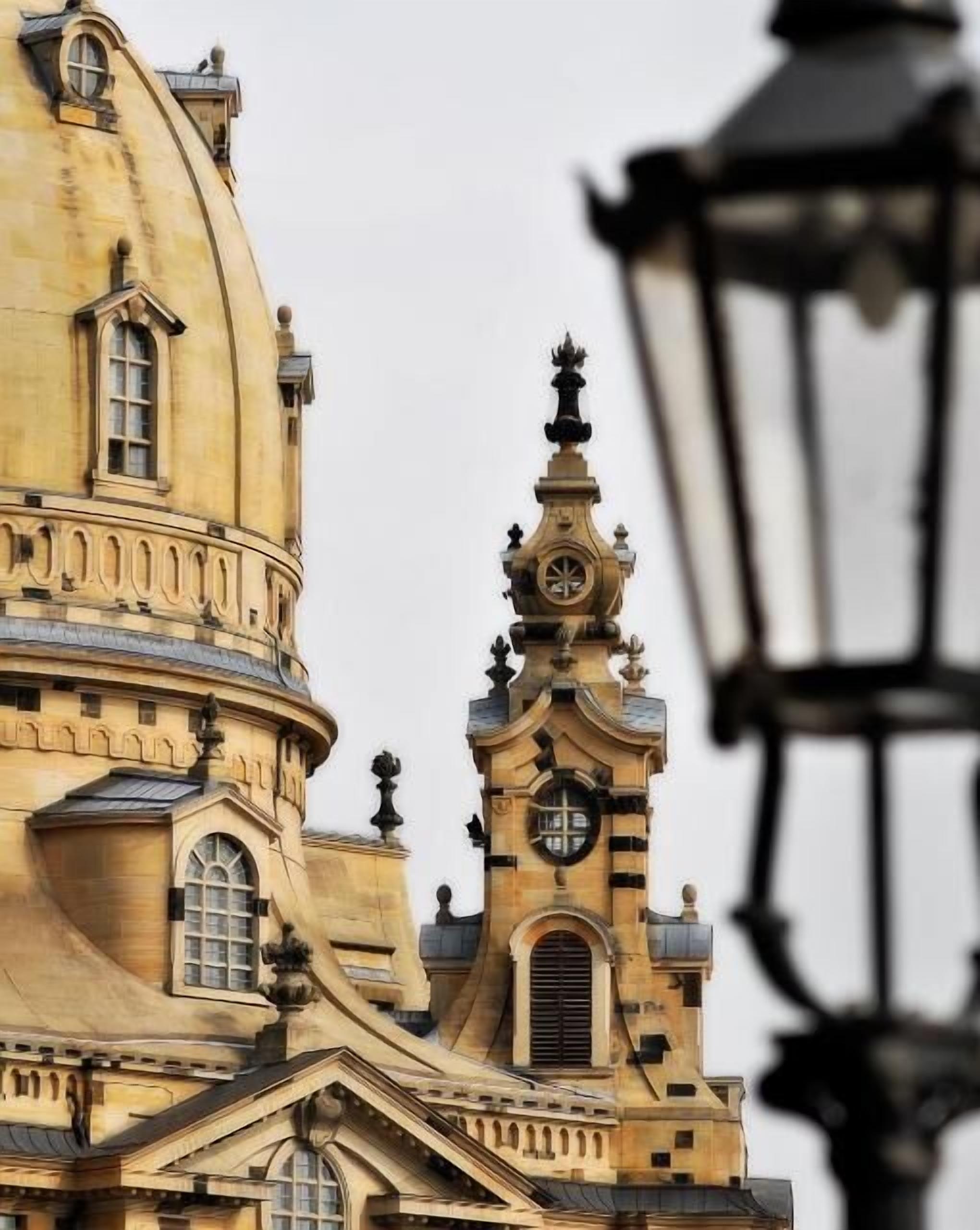 Un bâtiment historique doté d’un grand dôme et d’un beffroi richement décoré.